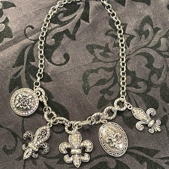 NWT! BeAuTiFuL Bold Silver Fleur de Lis Necklace! ⚜️❤️🤩 - Picture 5 of 7